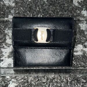 EUC Salvatore Ferragamo Black Leather Kiss lock Compact Wallet